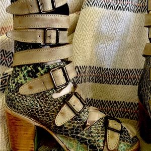 Freebird bond turquoise multi size 8 new only tried on an walked around house